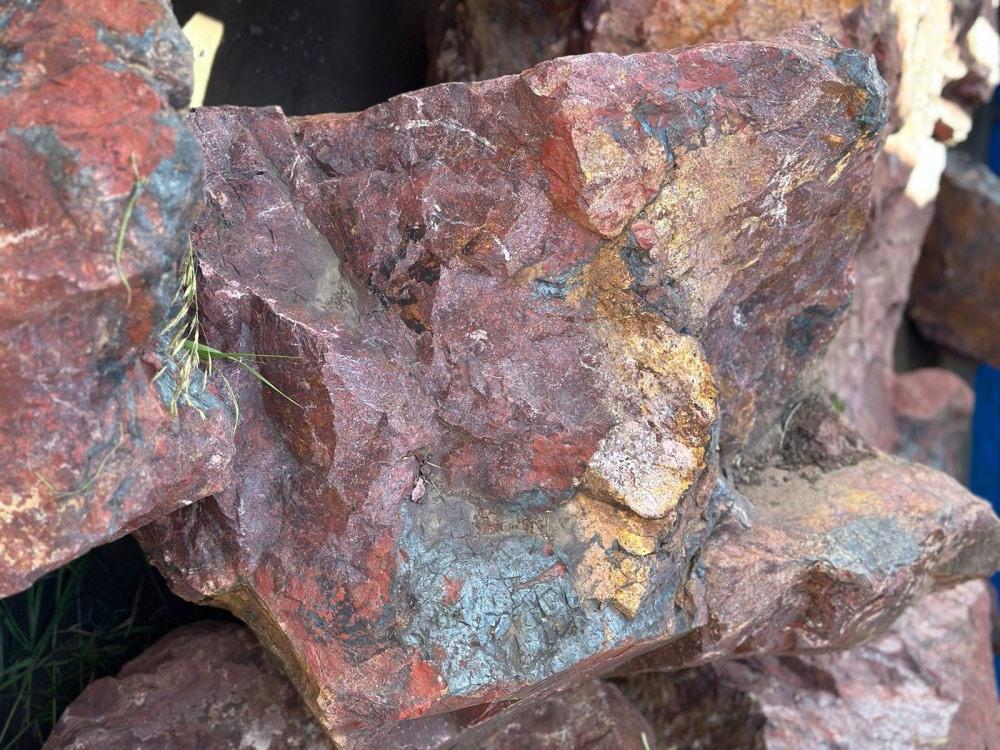 Камни для ландшафтного дизайна красно-фиолетовые 10-60 килограмм купить в Ленинградской области