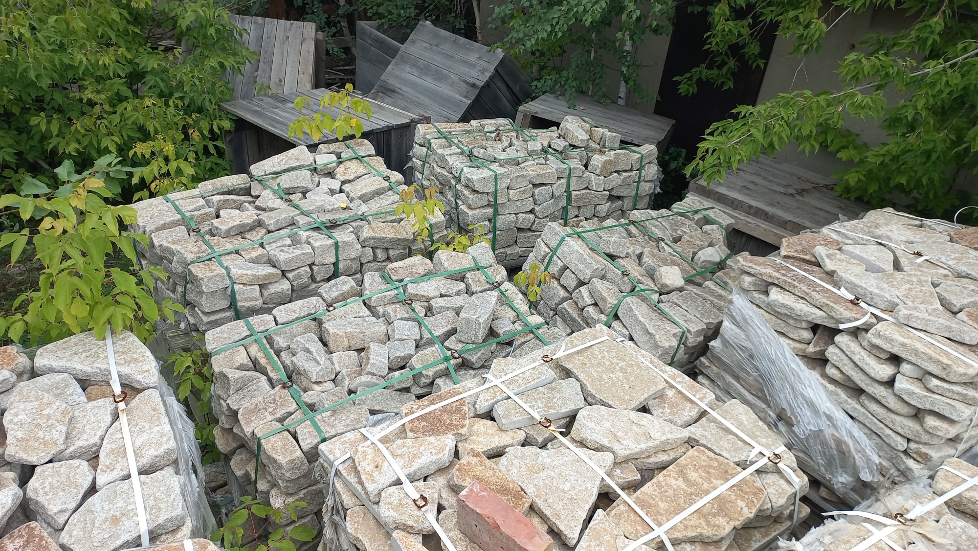 Плитняк галтованный гранитный для ландшафтного дизайна купить в Ленинградской области