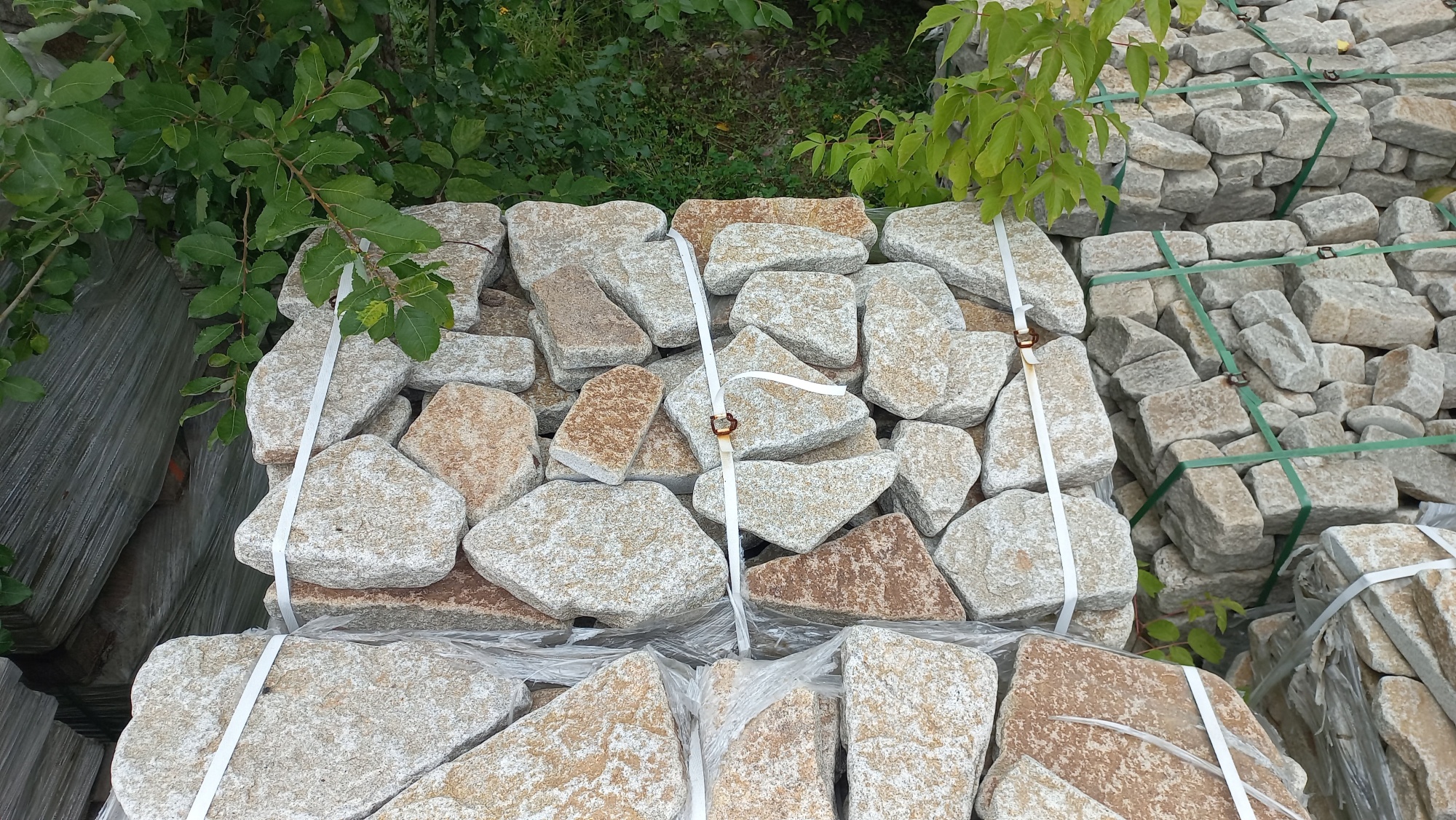 Плитняк галтованный гранитный для ландшафтного дизайна купить в Ленинградской области