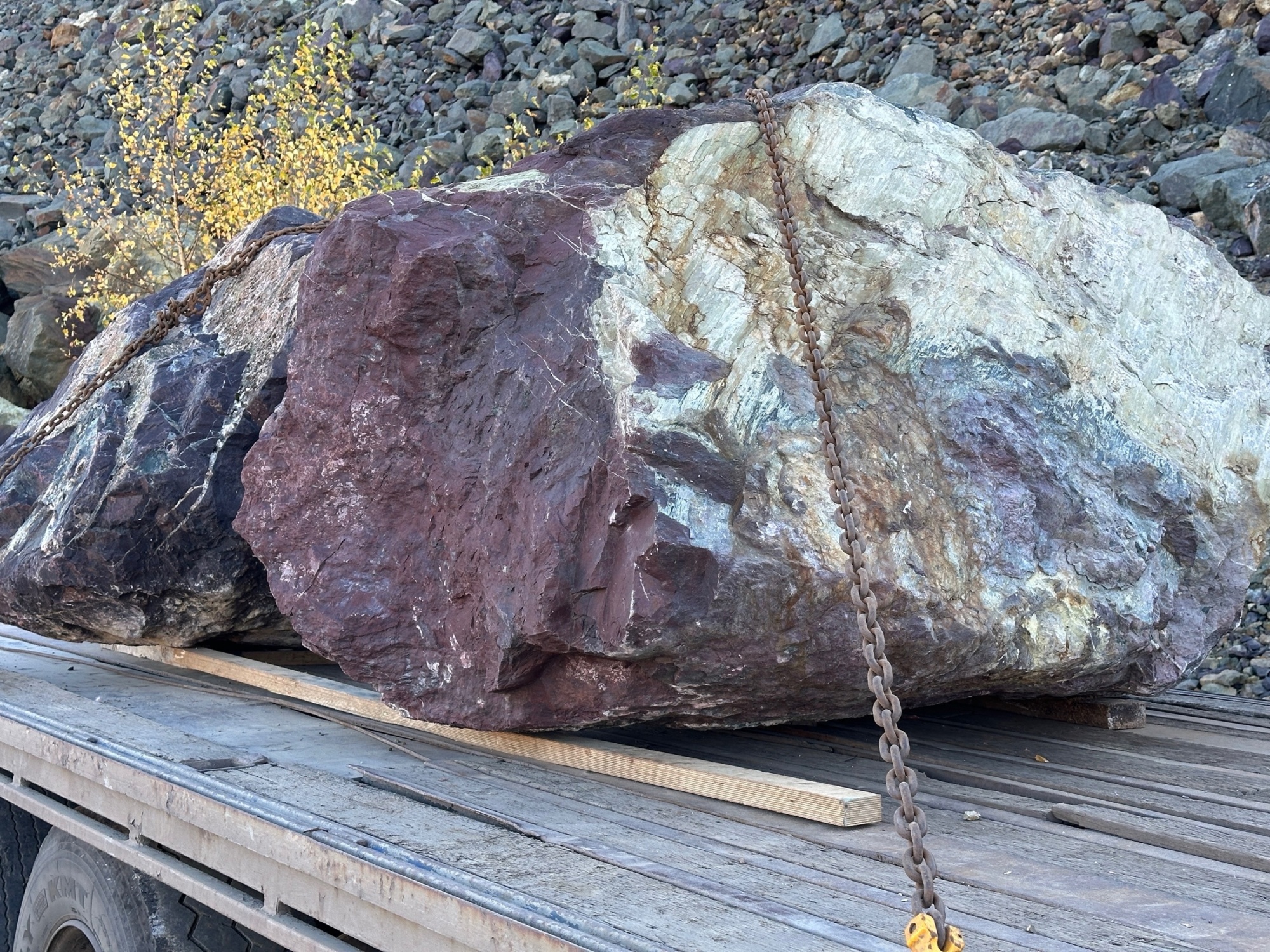 Огромные красно-фиолетовые валуны для ландшафтного дизайна весом более 5 тонн купить в Ленинградской области