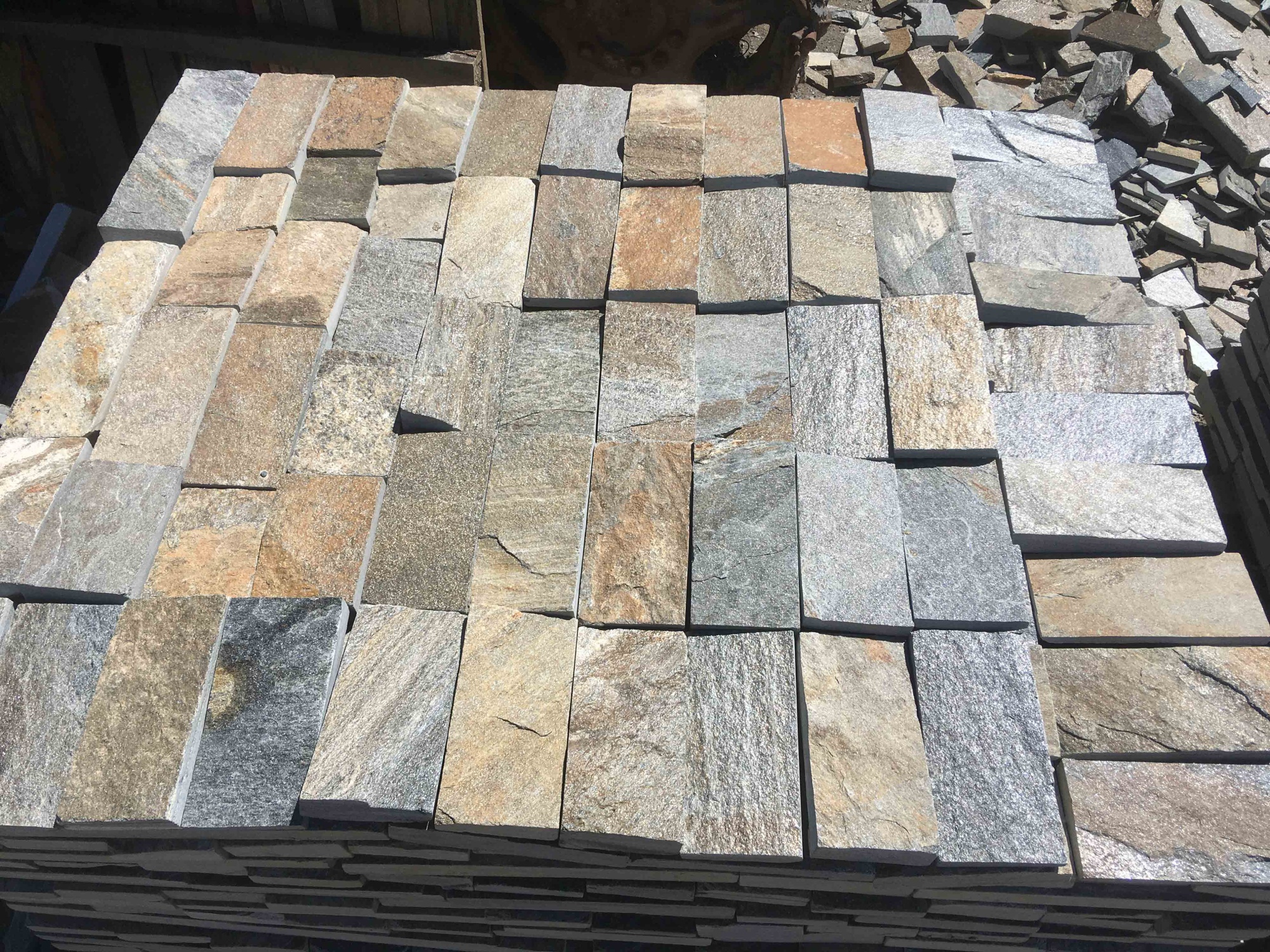 Плитка пилёная златолит Уральский для фасада купить в Ленинградской области