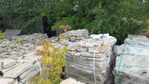 Плитняк галтованный гранитный для ландшафтного дизайна купить в Ленинградской области