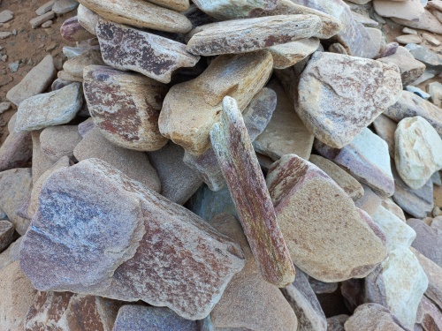 Златолит жёлтый, жёлто-зелёный глыбки и валуны для ланшафтного дизайна купить в Ленинградской области