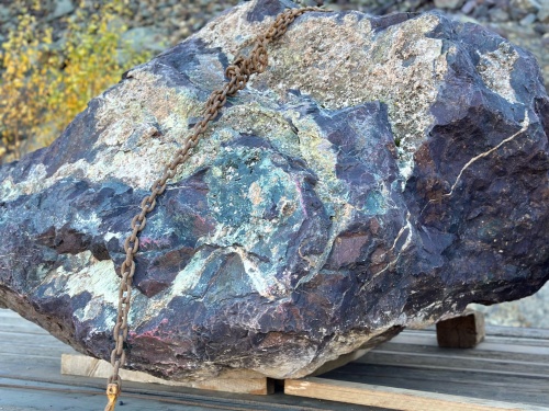 Огромные красно-фиолетовые валуны для ландшафтного дизайна весом более 5 тонн купить в Ленинградской области