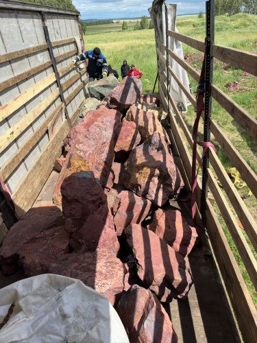 Ландшафтные глыбы красно-фиолетовые 200-1000 килограмм купить в Ленинградской области