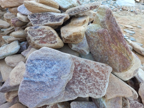 Златолит жёлтый, жёлто-зелёный глыбки и валуны для ланшафтного дизайна купить в Ленинградской области