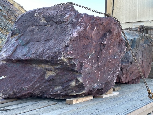 Огромные красно-фиолетовые валуны для ландшафтного дизайна весом более 5 тонн купить в Ленинградской области