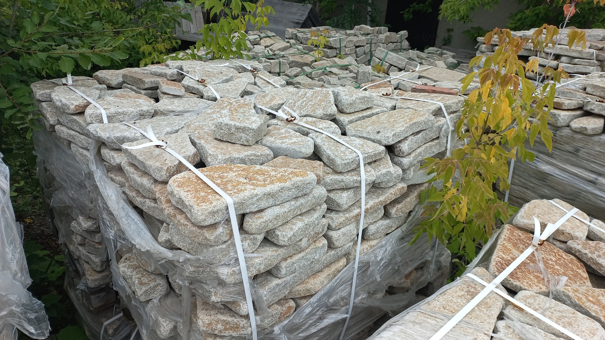 Плитняк галтованный гранитный для ландшафтного дизайна купить в Ленинградской области