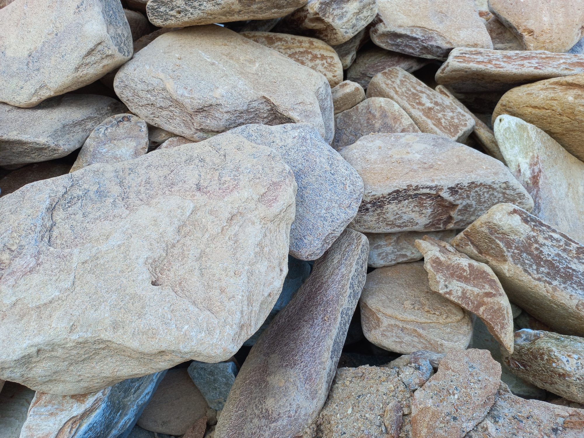 Златолит жёлтый, жёлто-зелёный глыбки и валуны для ланшафтного дизайна купить в Ленинградской области