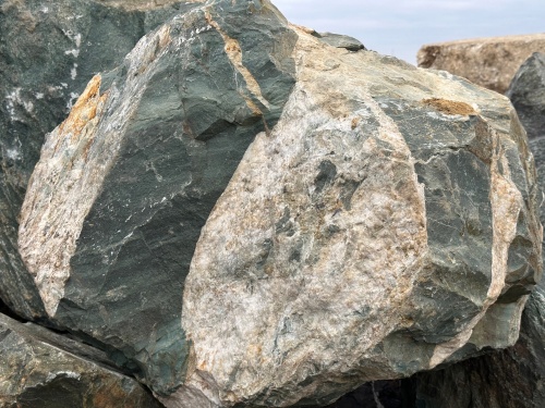 Гигантские зелёные валуны для ландшафтного дизайна весом более 5 тонн купить в Ленинградской области