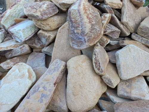 Златолит жёлтый, жёлто-зелёный глыбки и валуны для ланшафтного дизайна купить в Ленинградской области