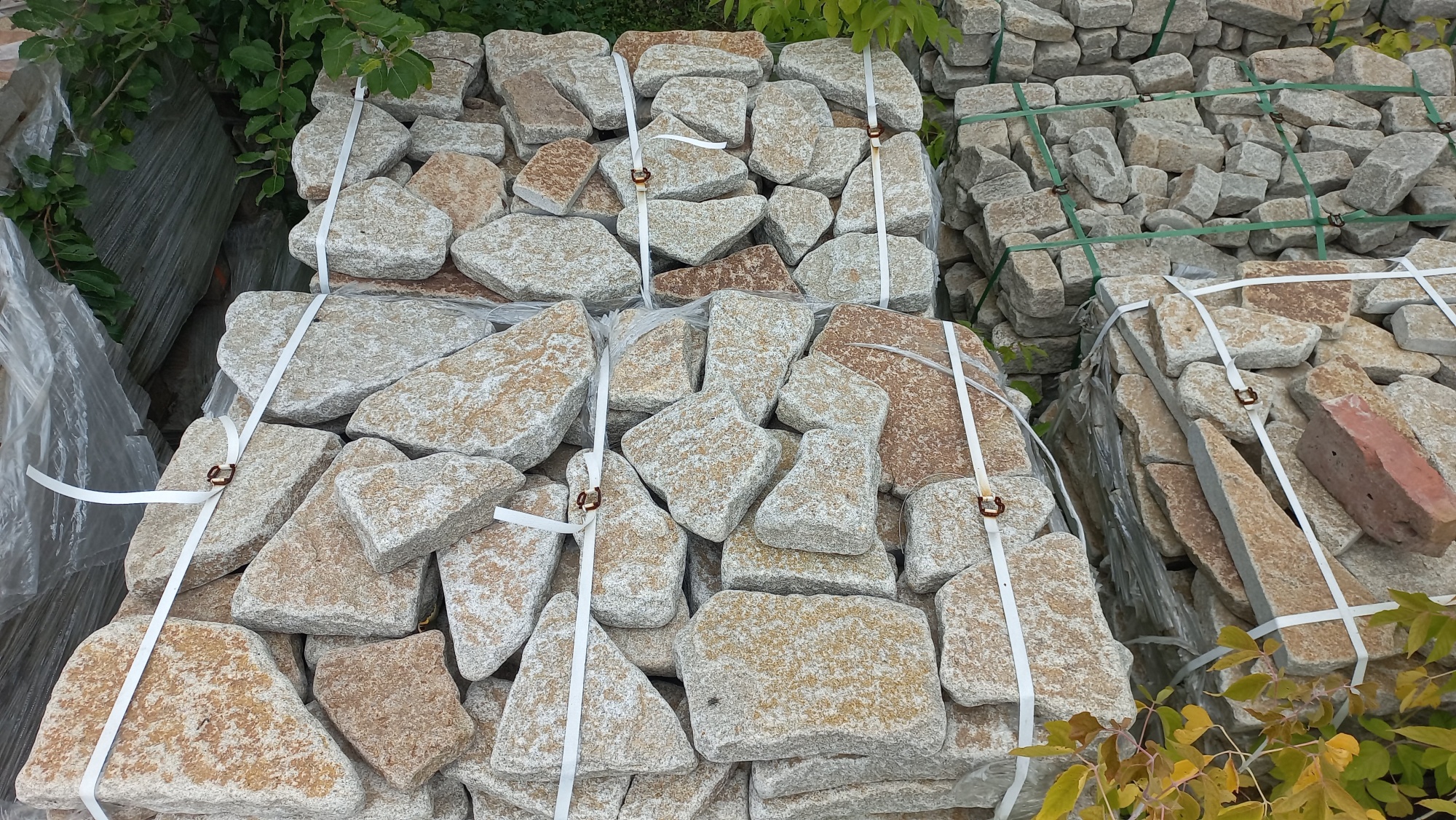 Гранитный плитняк галтованный для мощения купить в Ленинградской области