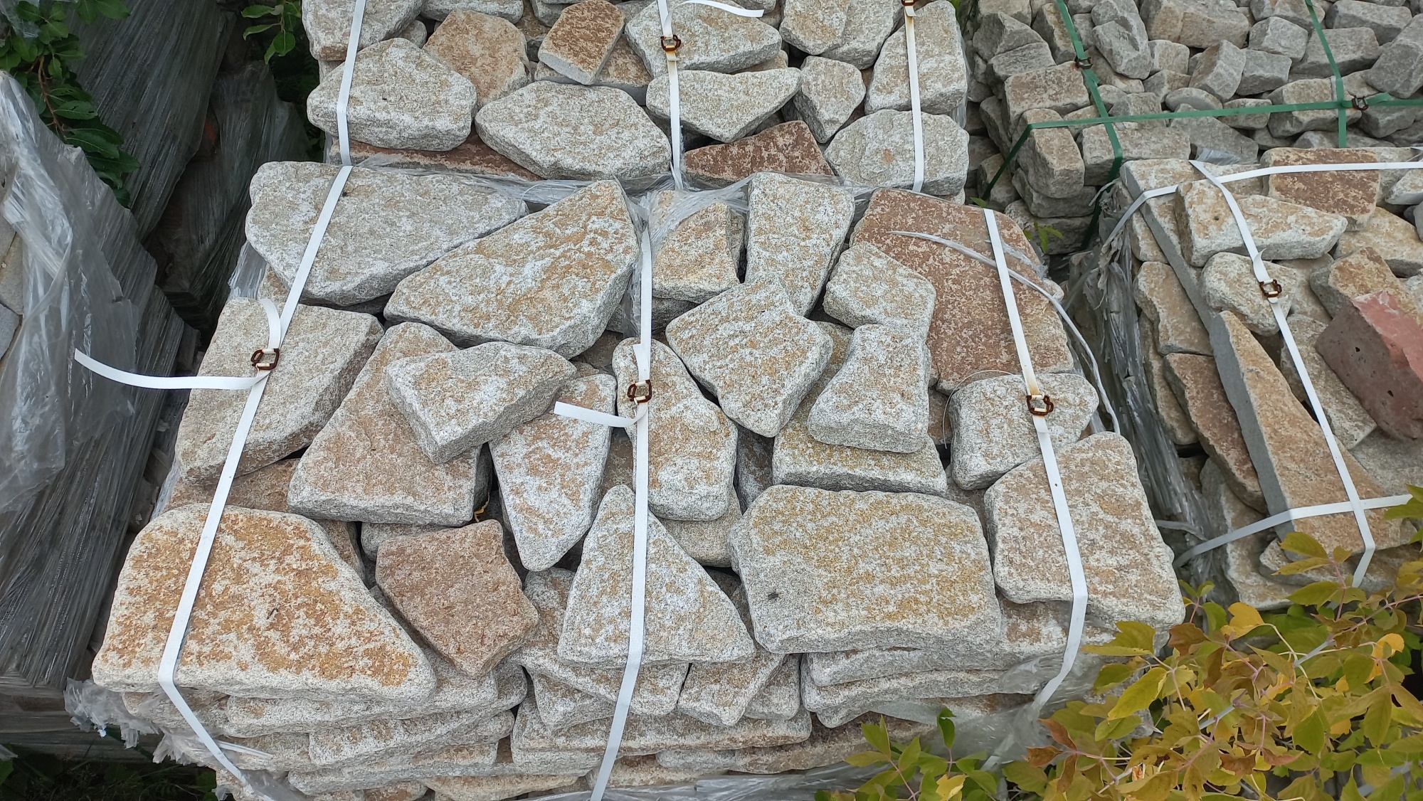 Плитняк галтованный гранитный для ландшафтного дизайна купить в Ленинградской области