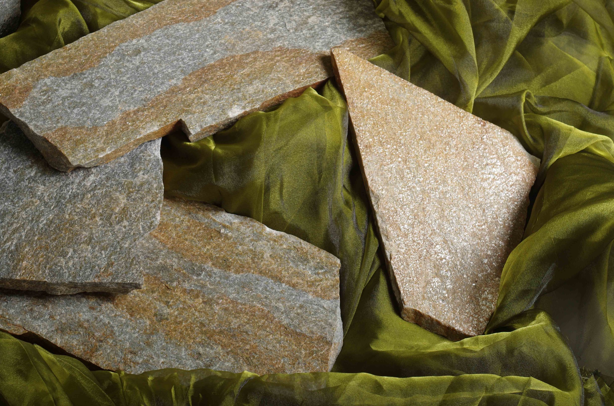 Плитняк златолит Уральский для цоколя, отмостки купить в Ленинградской области