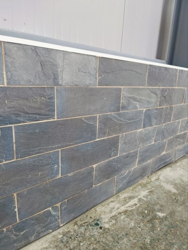 чёрная плитка из натурального камня